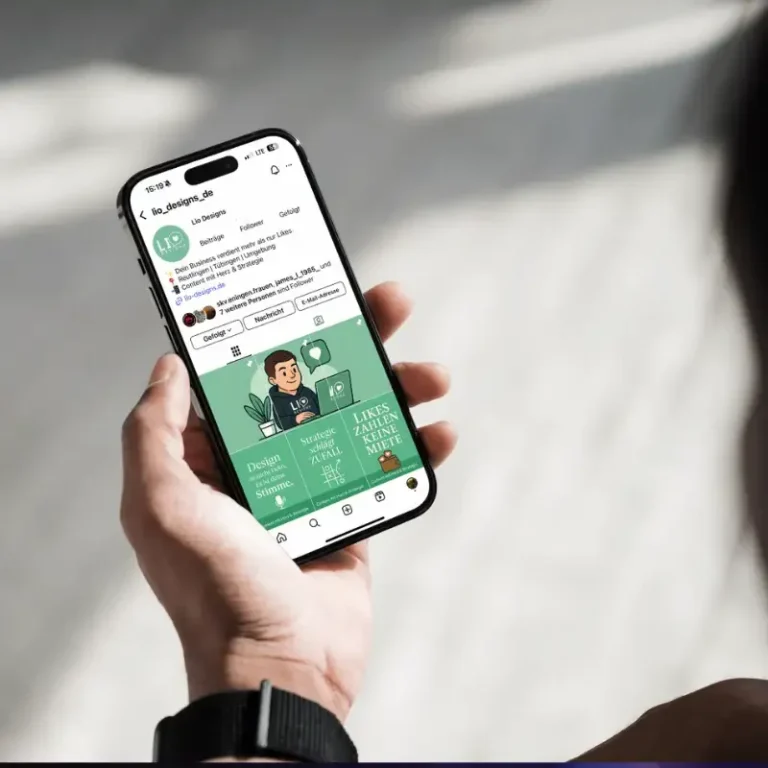 Smartphone mit Instagram-Feed wird in der Hand gehalten